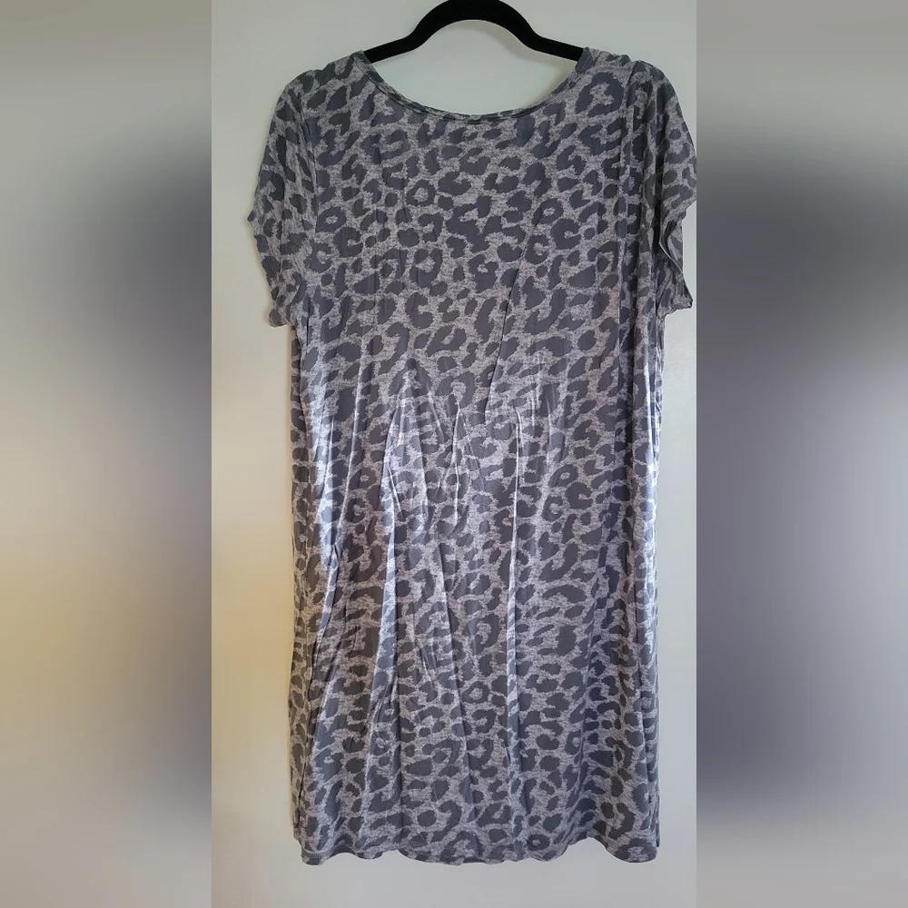 Daisy Fuentes Gray Graphic Tee - Picture 3 of 3